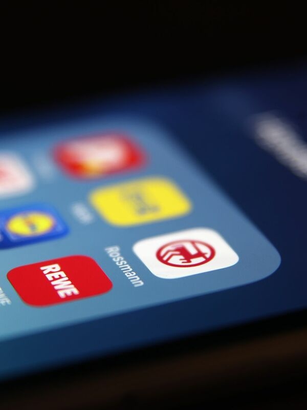 Accumula punti, ottieni sconti extra e risparmia denaro quando fai la spesa: questa è almeno la promessa dei programmi bonus e delle app dei rivenditori.