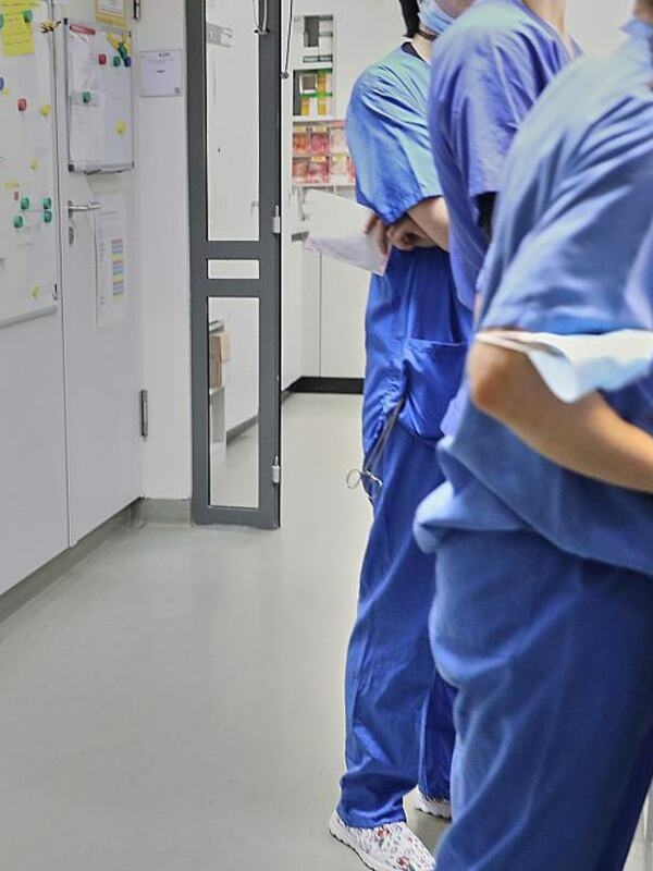 Full-time employees in health and care professions earned an average of EUR 4,048 gross without special payments in April 2024.