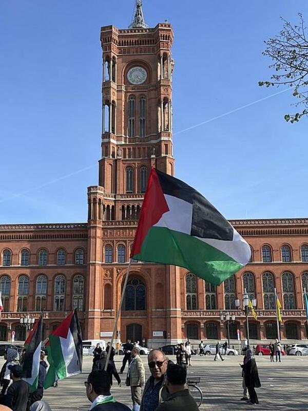 I leader del partito della Sinistra di Berlino chiedono che la bandiera palestinese venga esposta accanto a quella israeliana davanti al Municipio Rosso e ad altri edifici pubblici.