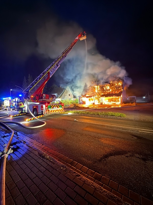 Zeven - During the night from Friday to Saturday, the fire departments from Zeven, Brauel, Brüttendorf, Badenstedt and Heeslingen were alerted to a fire in a single-family house.