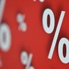 Veel retailers trekken klanten met lagere prijzen.