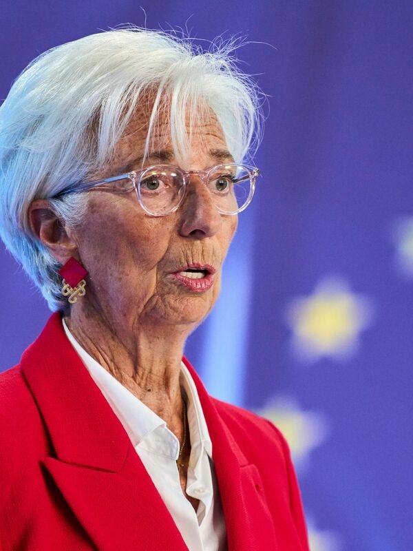 Il presidente degli Stati Uniti sta rendendo più difficili gli scambi commerciali tra le due principali aree economiche con i suoi dazi e le sue minacce tariffarie.