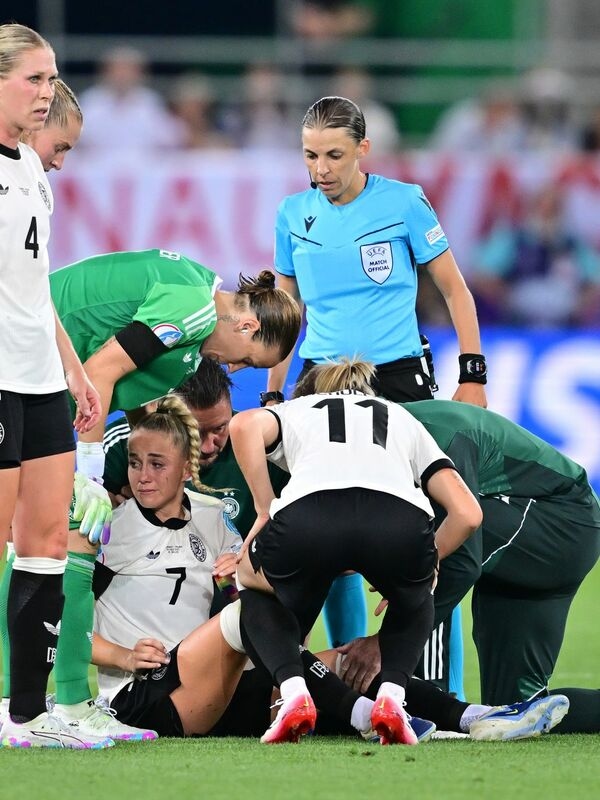 Per la prima volta in un torneo, Giulia Gwinn guida la nazionale di calcio in campo come capitano.
