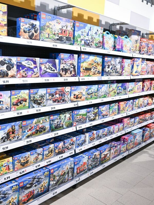 Ubezpieczenia, plany taryfowe telefonii komórkowej, patelnie: supermarkety i sklepy dyskontowe od dawna oferują coś więcej niż tylko artykuły spożywcze.