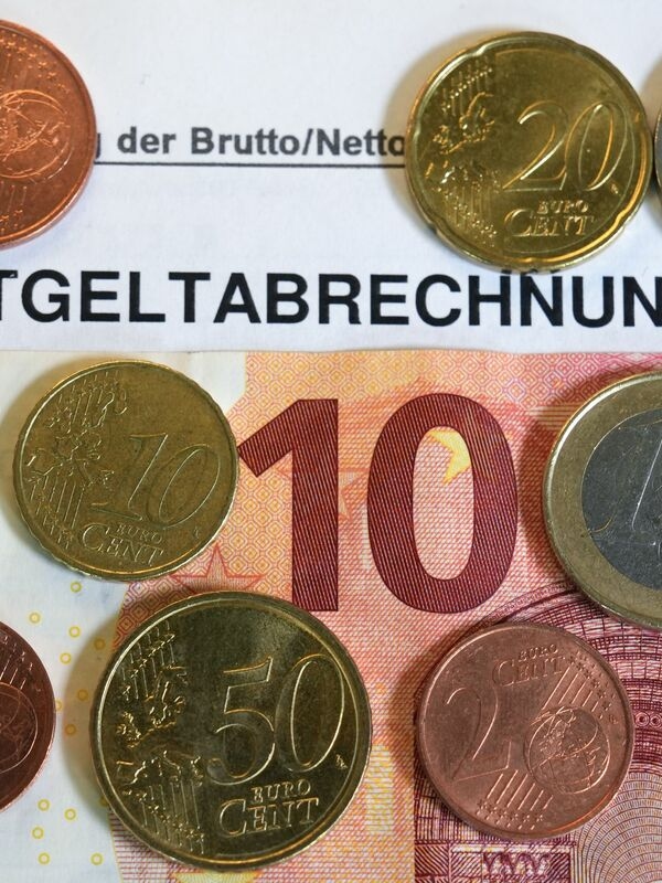 L'Ufficio federale di statistica ha calcolato cosa potrebbe comportare l'aumento in due fasi del salario minimo legale.