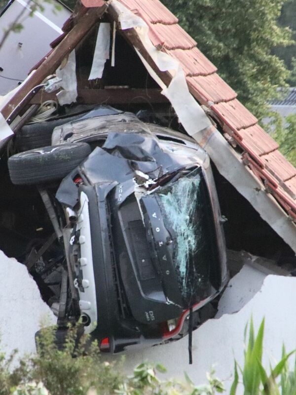 È un'immagine di devastazione: un'auto è incastrata nel tetto di un fienile.
