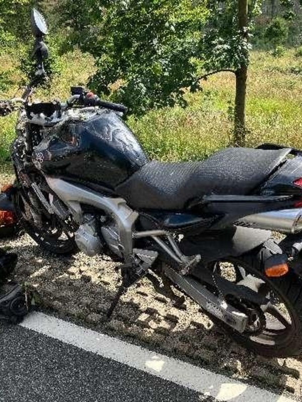 Goslar - Sabato 26 luglio 2025, intorno alle ore 15:45, un trentaquattrenne di Bovenden era il secondo di un gruppo di tre motociclisti sulla sua moto Yamaha lungo la strada statale 519, in direzione della strada federale 27/Oderhaus, in direzione di St.