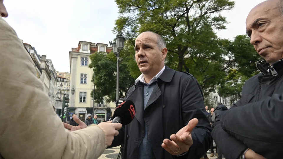 Raimundo acusa al Gobierno de estar "al servicio del negocio de las enfermedades"