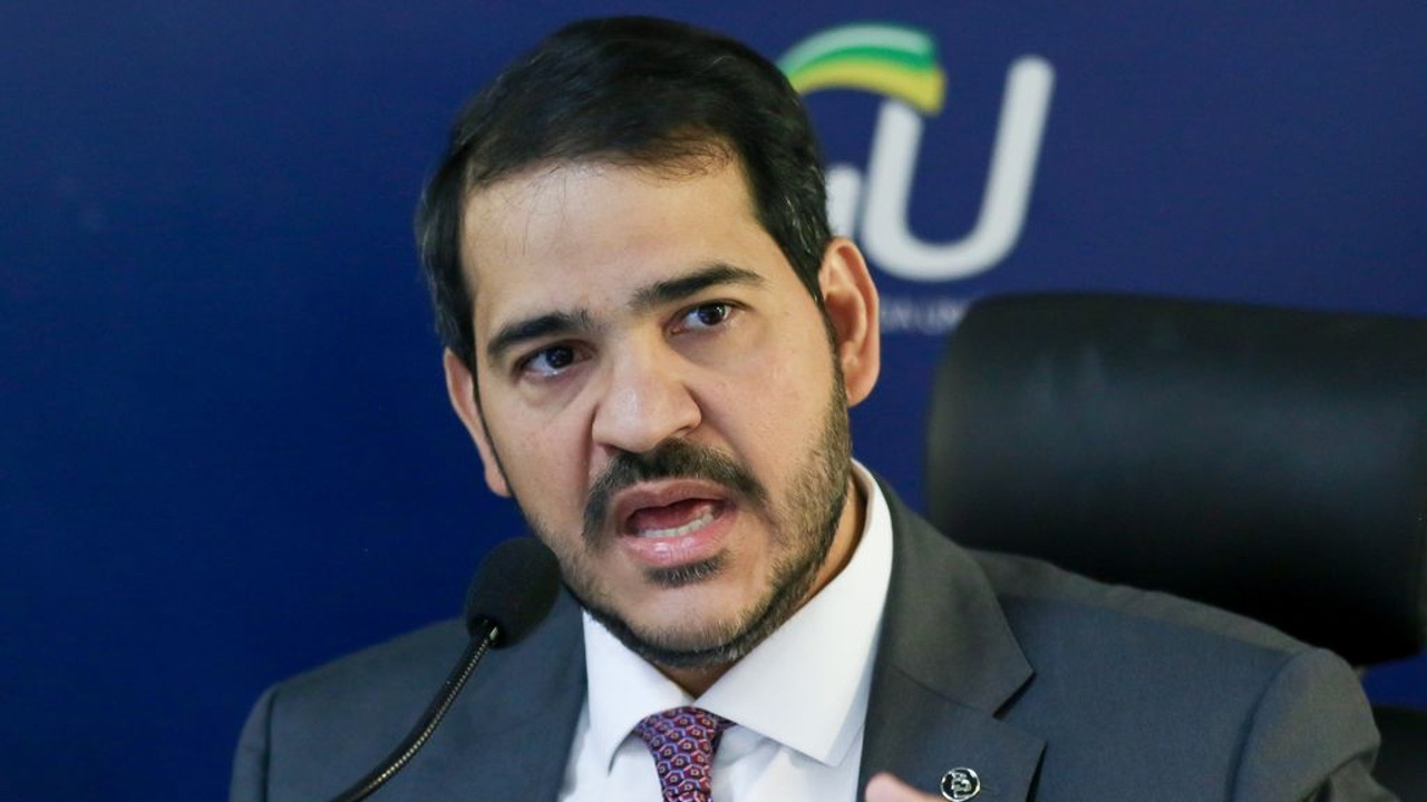 AGU pede investigação sobre suspeita de lucro com dólar após tarifa de Trump