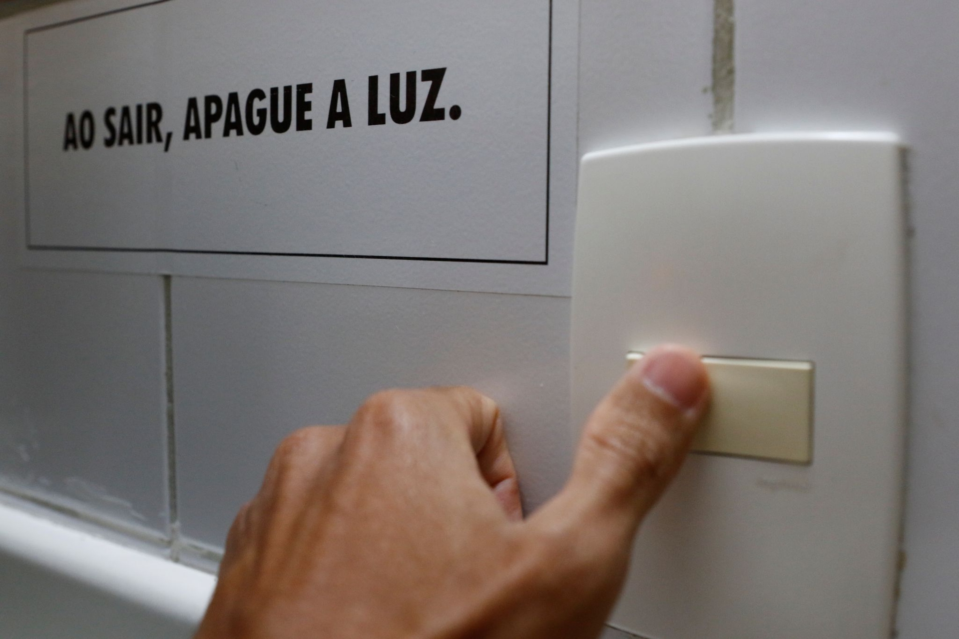Governo edita MP para evitar alta na conta de luz e regulamentar gás natural