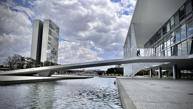 Las IFI ven riesgo de colapso fiscal y la deuda pública podría explotar en 2035
