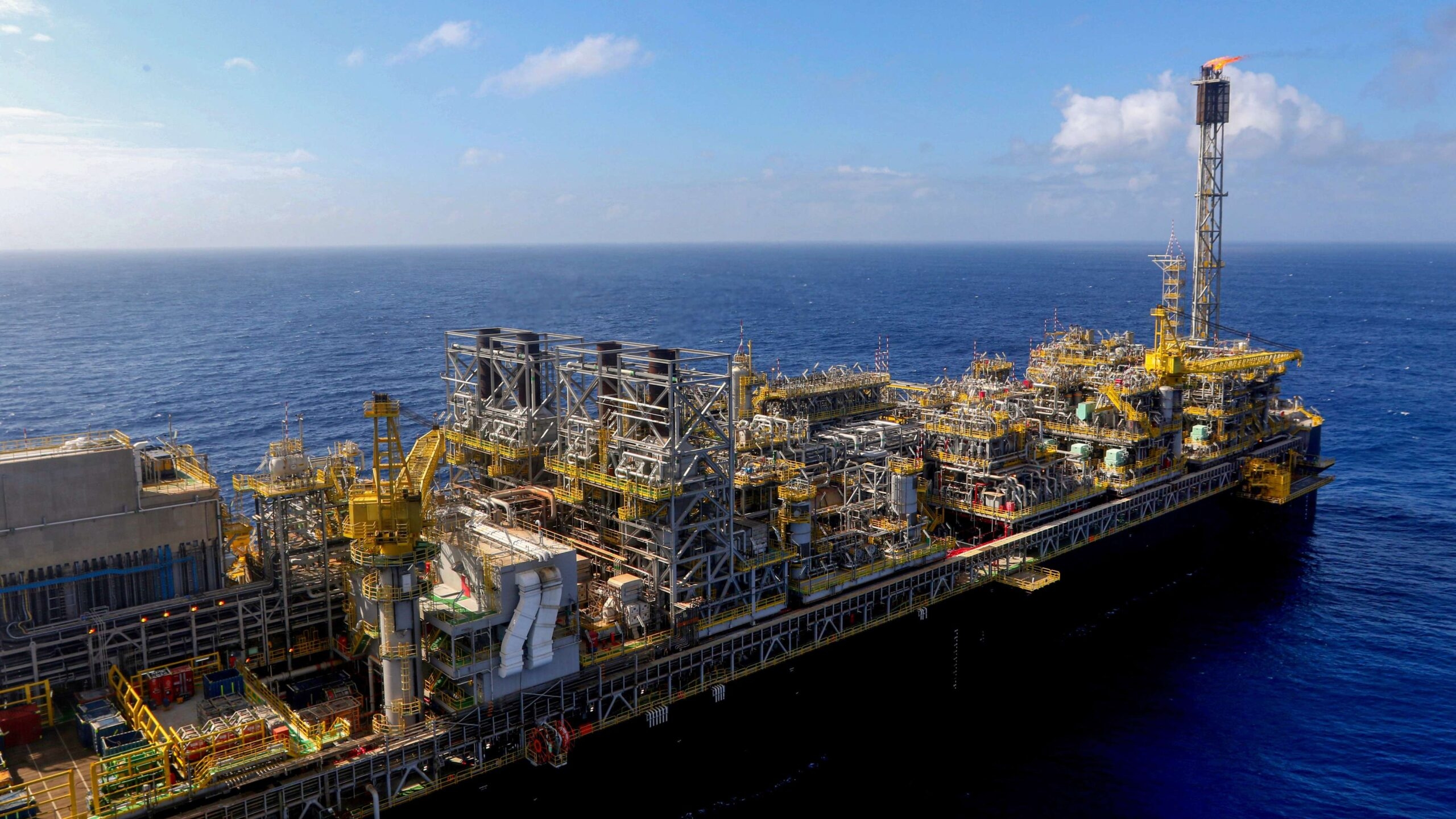 Invece di risparmiare, il governo usa i soldi extra del petrolio per spendere di più
