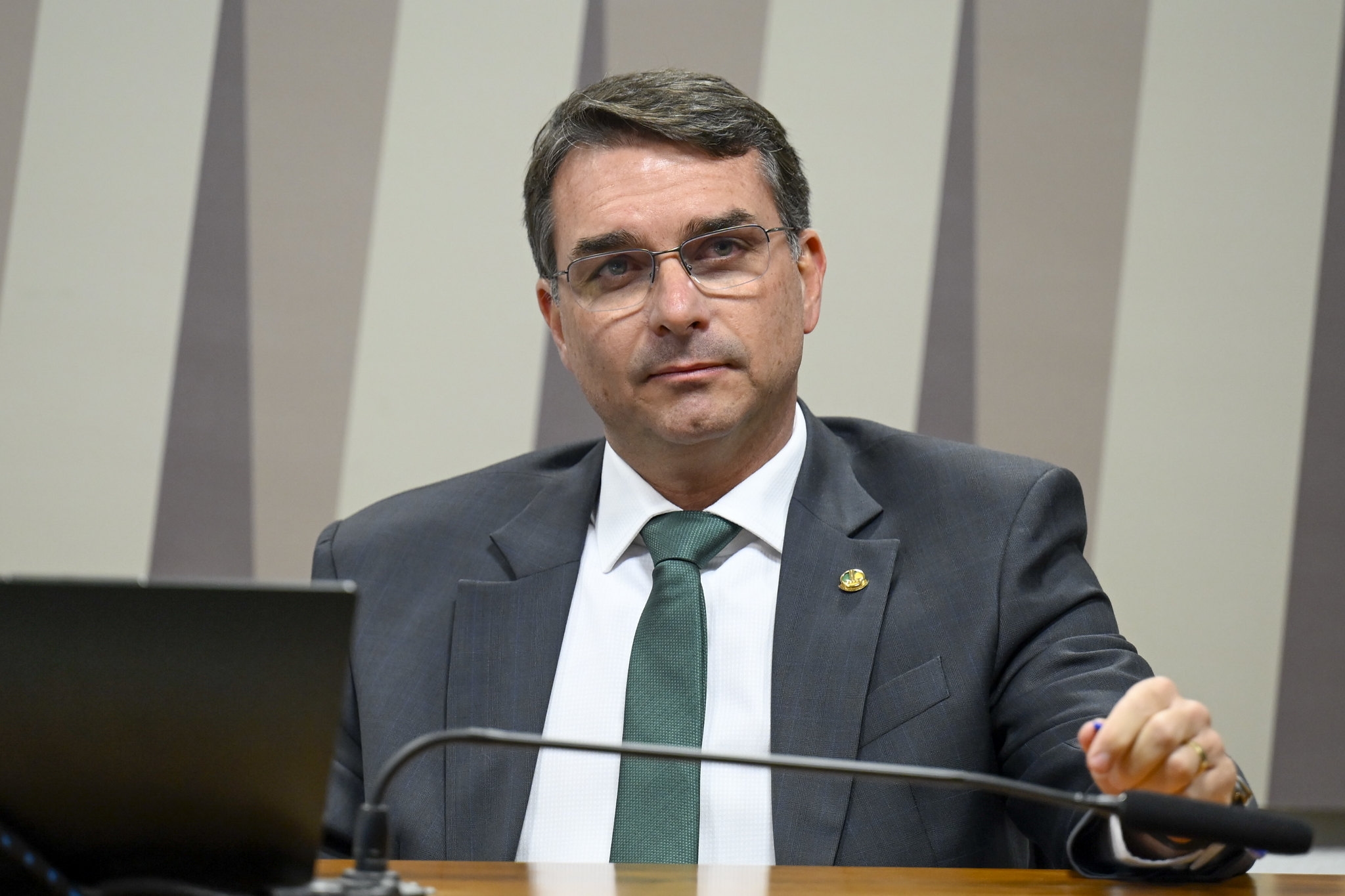 “No picanha and no electricity,” says Flávio Bolsonaro after Aneel’s warning about the electrical system