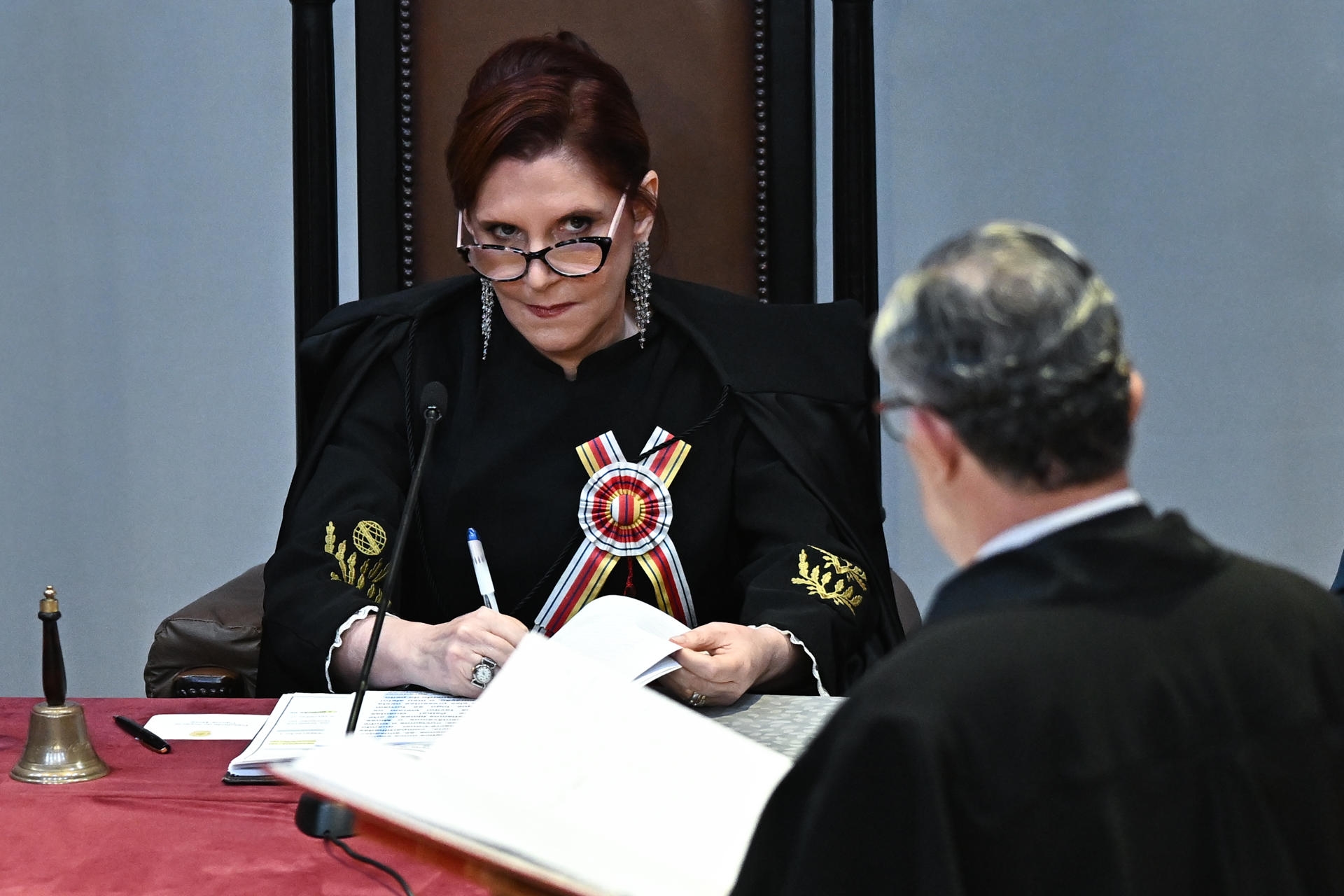 Minister van Defensie bekritiseert voorzitter van het Hooggerechtshof voor opmerkingen over dictatuur: "Ik raad u aan te studeren"