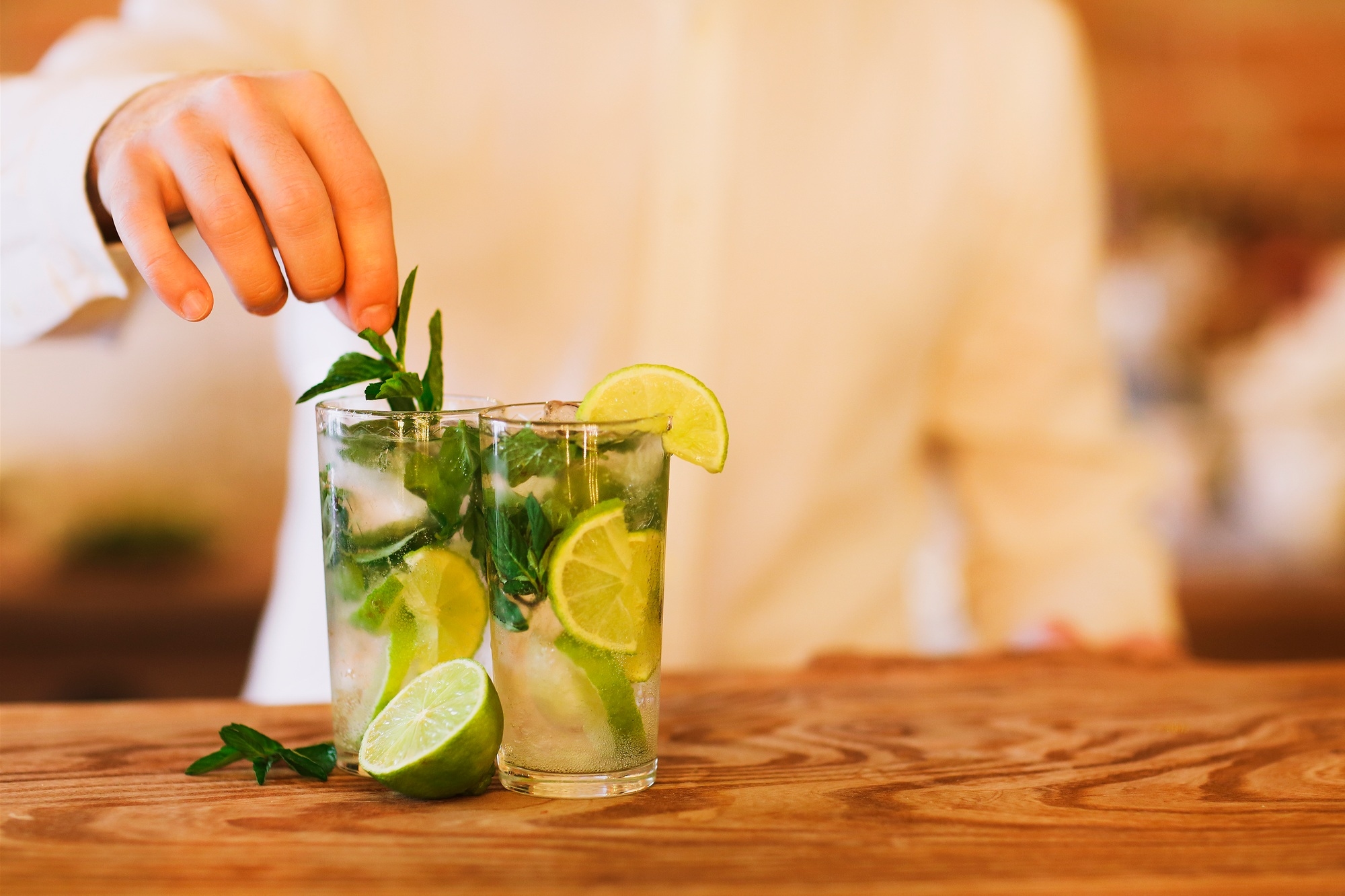 Contrate um barman para seu próximo evento: dicas para uma experiência memorável