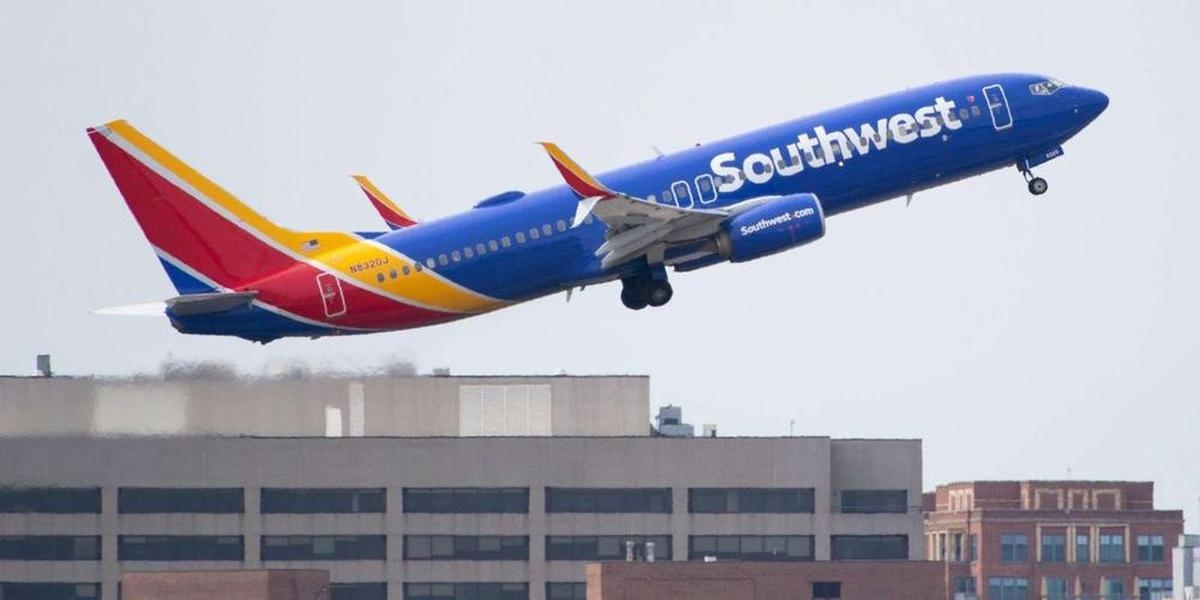 'Passageiros são ejetados de seus assentos': avião comercial dos EUA mergulha para evitar colisão