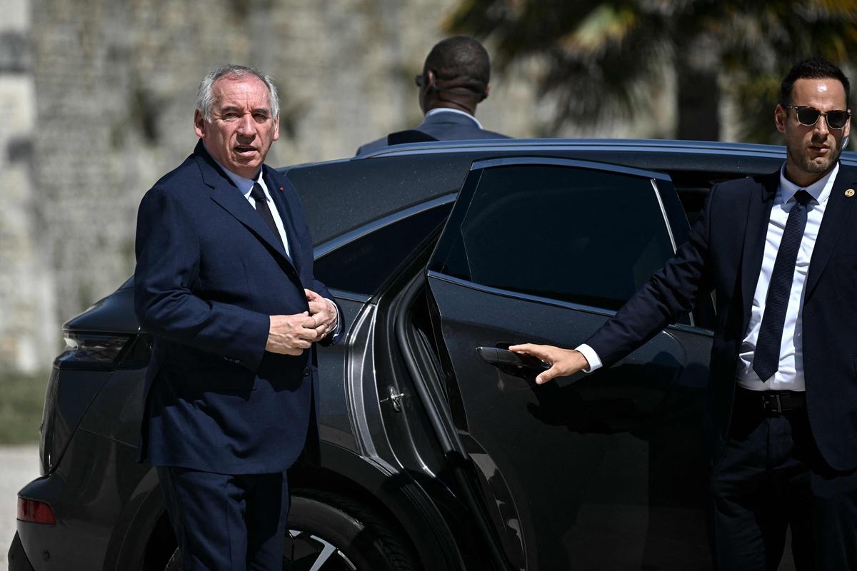 Usunięcie dwóch świąt państwowych: „François Bayrou igra z ogniem”