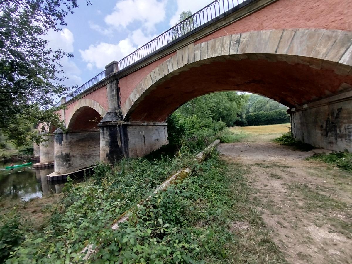 Fietsroute door de Vézèrevallei: de weg is vrij voor het begin van de route vanuit Les Eyzies