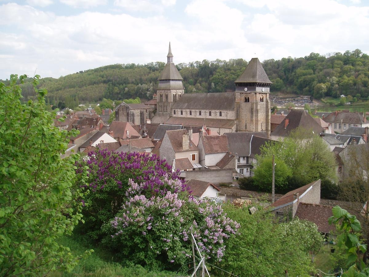Este pueblo de la región de Creuse es el único que ha recibido el galardón de "Pueblo más bonito de Francia", una joya escondida que espera ser descubierta.