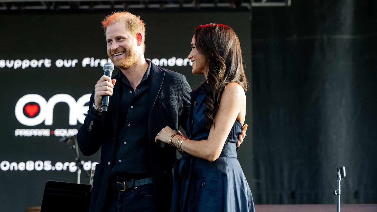 La duquesa Meghan sorprende con una aparición pública y este vestido midi minimalista