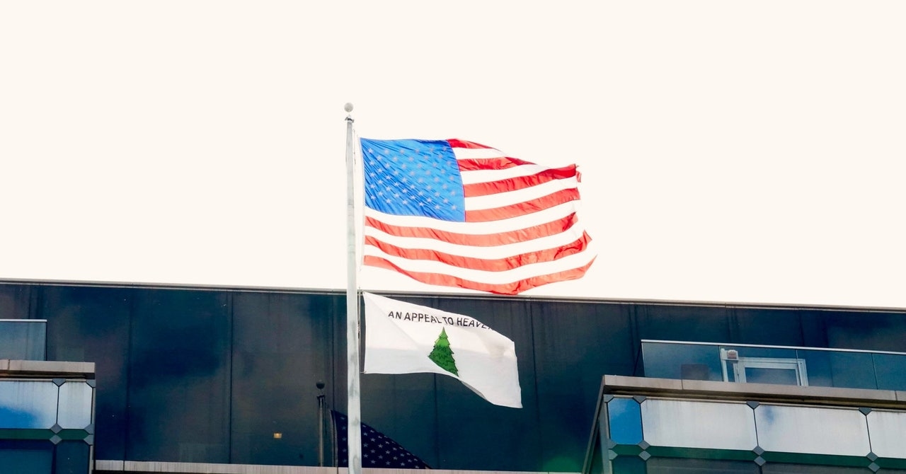 Rechtsextreme Flagge „Appell an den Himmel“ über Regierungsbehörde in Washington D.C. gehisst