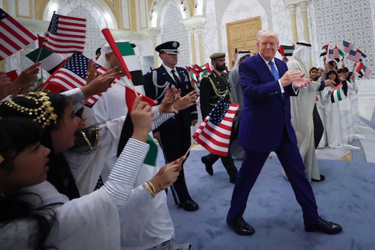 MAGA riceve il trattamento mediorientale e svela perché i repubblicani amano lo stile di vita lussuoso di Trump