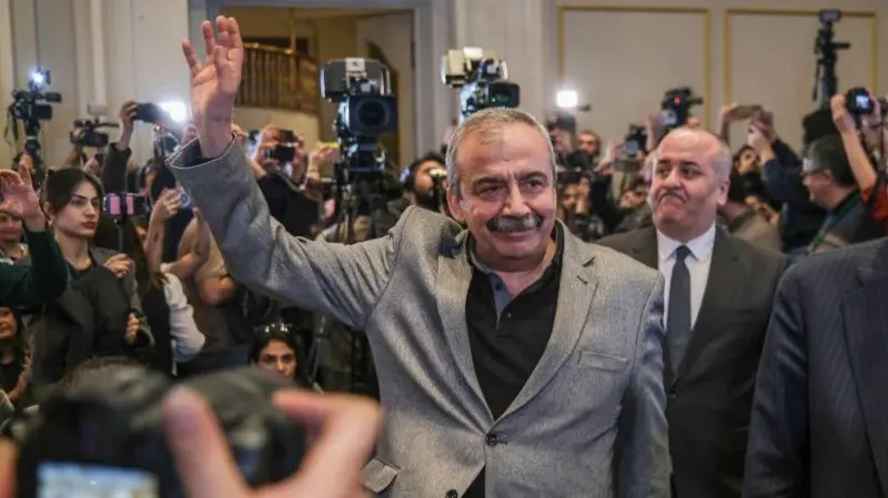Adieu à Sırrı Süreyya Önder, qui a consacré sa vie à la cause de la paix : « Je vous le promets, le printemps viendra dans ce pays »