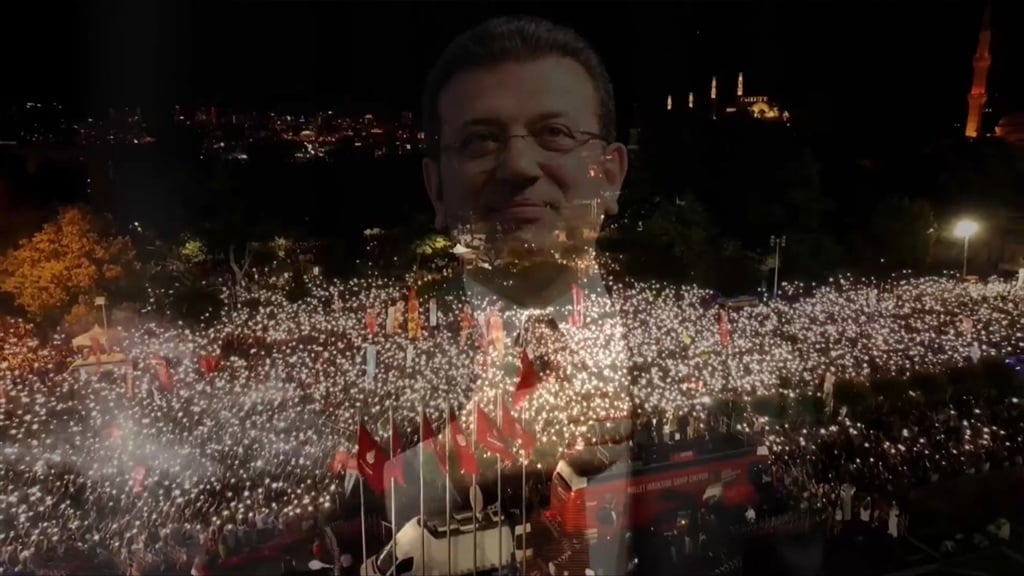 Озгюр Озель обратился к Эрдогану на митинге 100-го дня: «Вы потерпите поражение из-за фотографии Имамоглу в паспорте»