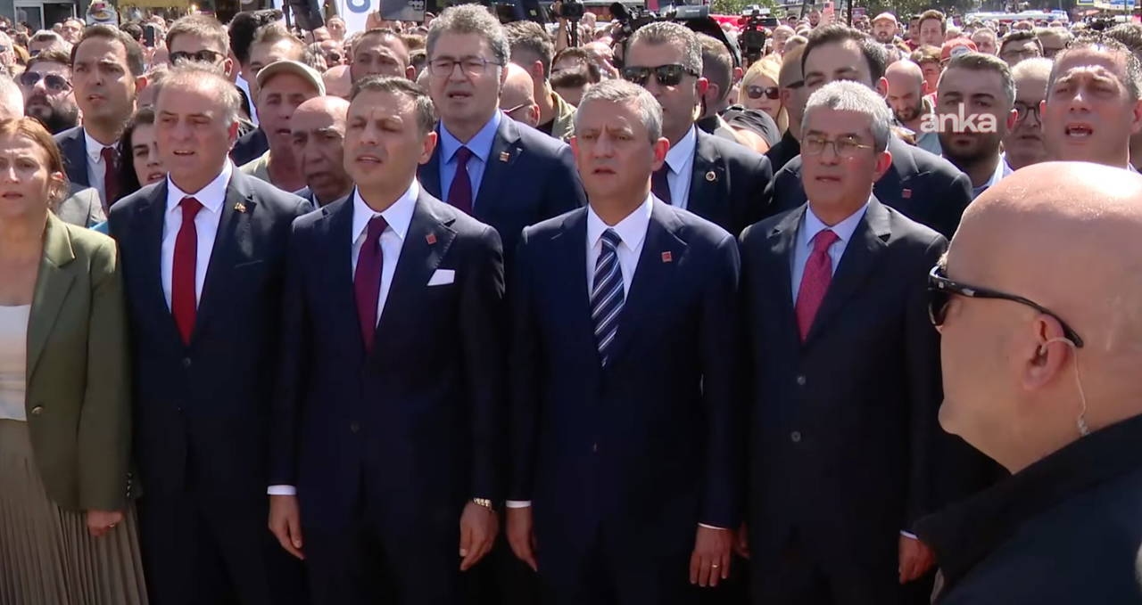 Özgür Özel: “Eu não perdoaria ninguém que usasse o palácio como ferramenta para prejudicar este partido, mesmo que fosse meu irmão.”