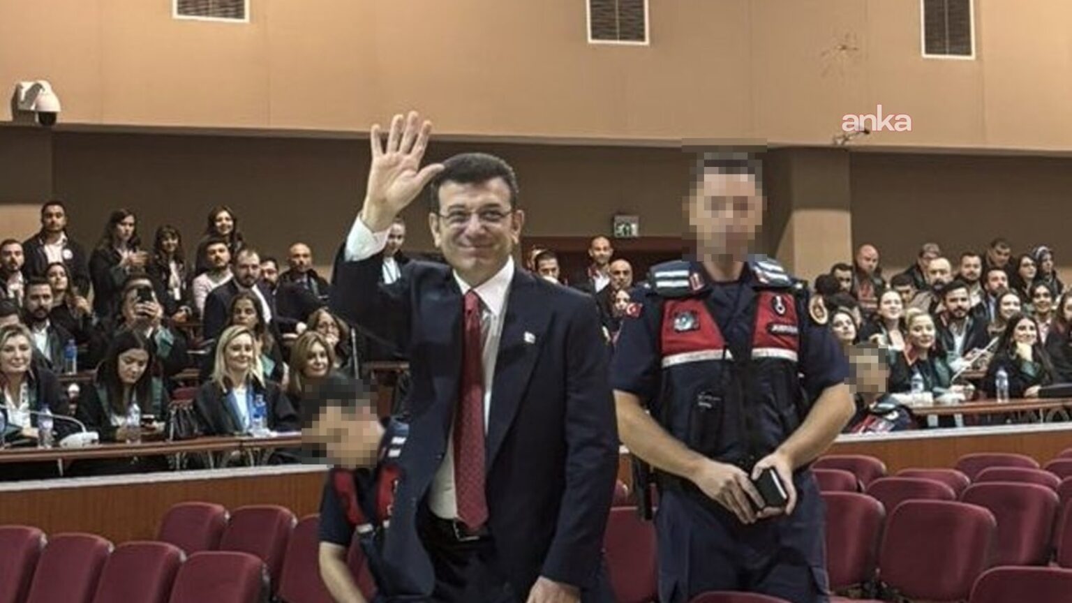İmamoğlu devant le juge pour son procès de diplôme : « Je suis tellement libre dans 12 mètres carrés que j'éclaterais en larmes dans ce palais. »