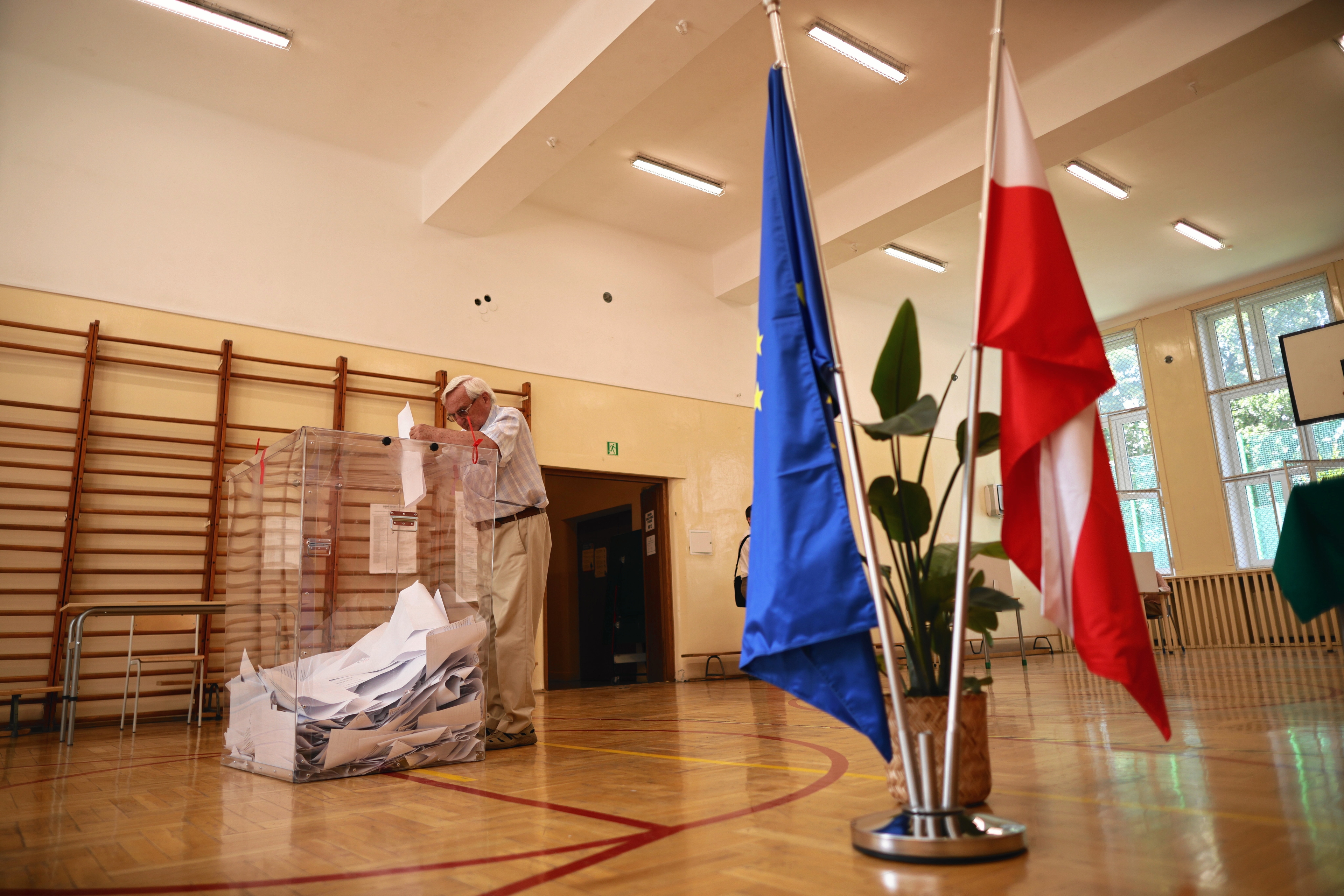 El Tribunal Supremo de Polonia ordena un recuento parcial de votos por irregularidades en las elecciones presidenciales.