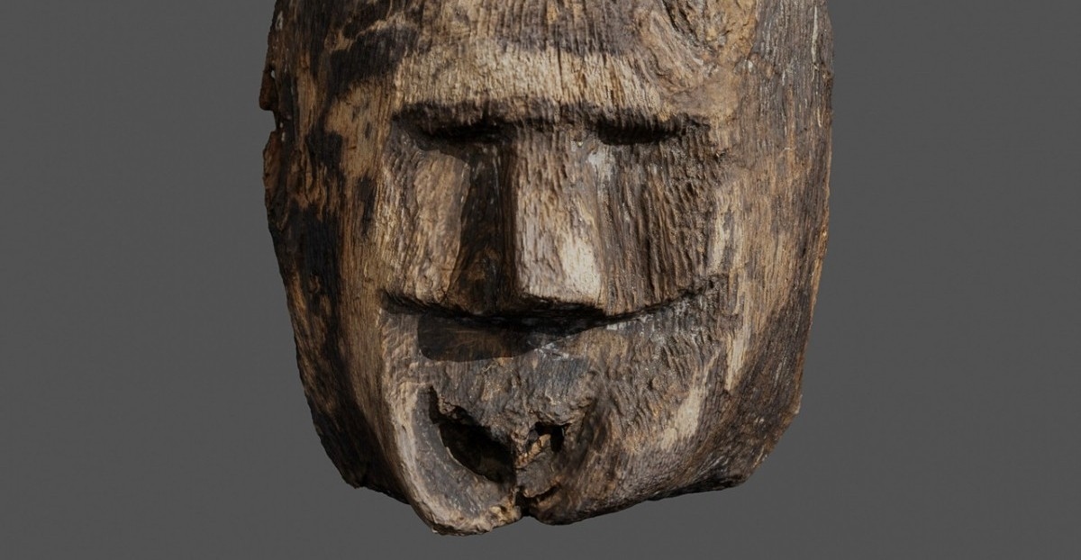 Escultura de rosto de madeira de mil anos é encontrada no fundo de lago polonês