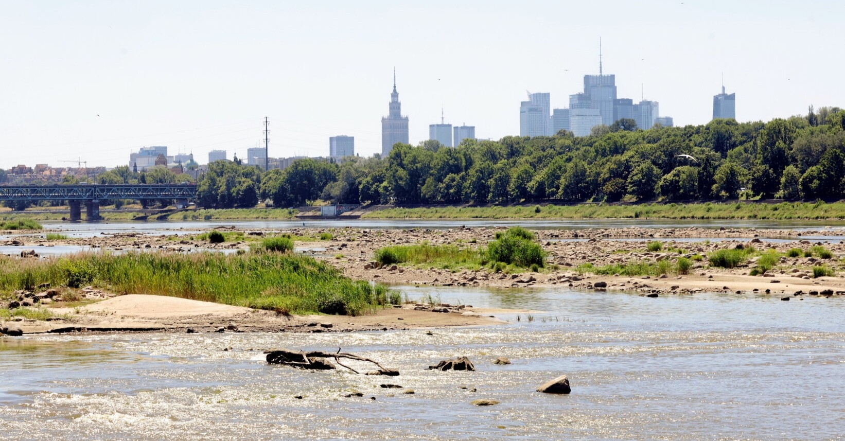 Water level falls to record low of 19cm in Warsaw's Vistula river