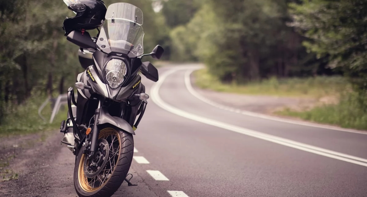 Wypadek w Domanowicach. Motocykl uderzył w słup