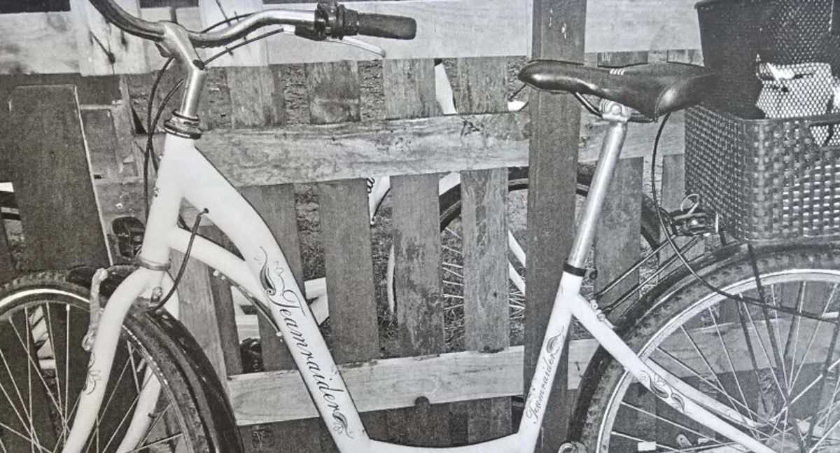 Ella salió del banco, la bicicleta había desaparecido.