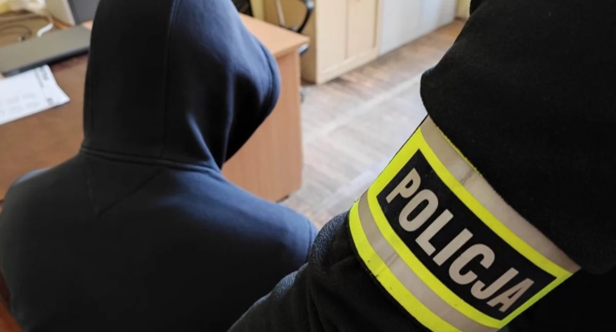 Fue arrestado durante una discusión. Fue puesto bajo custodia.