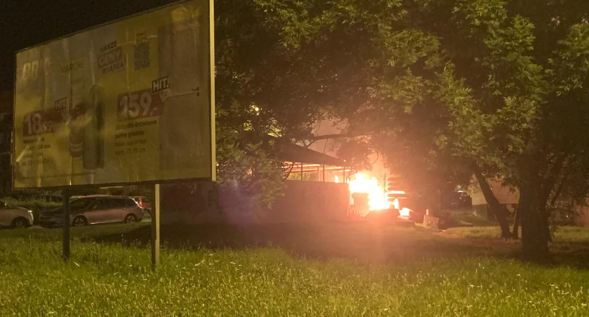 Containers caught fire in Trzebnica. Firefighters responded overnight.