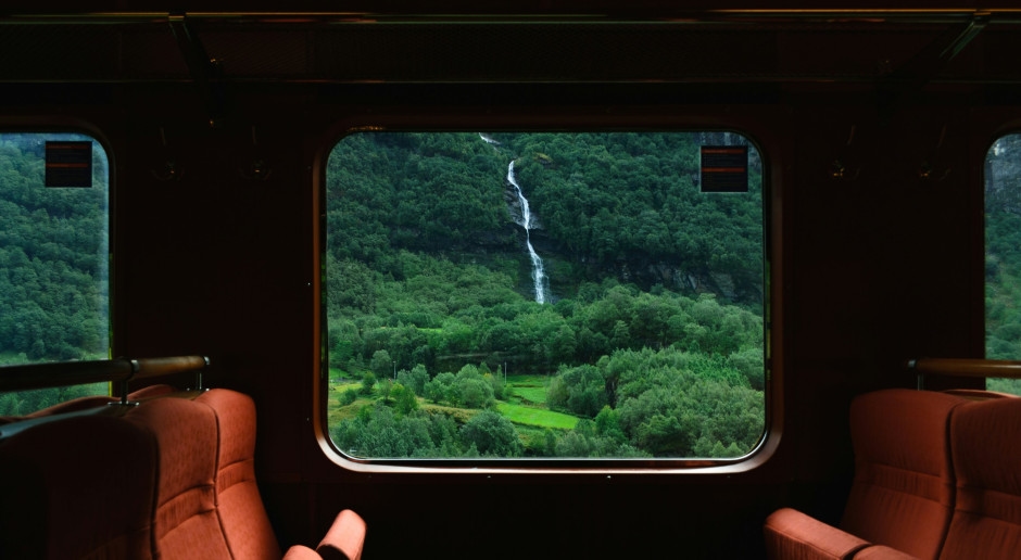 Esta é uma das mais belas rotas ferroviárias da Europa, oferecendo aos passageiros um espetáculo extraordinário da natureza.