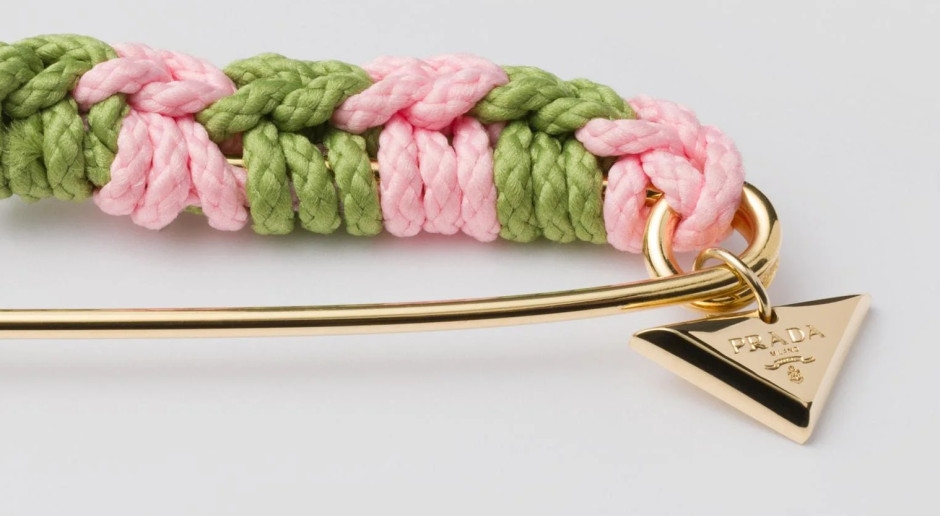 Prada'da bir çengelli iğne 3.000'in üzerinde fiyata satılıyor. Biz de benzerini 5 zlotiye yaptık.