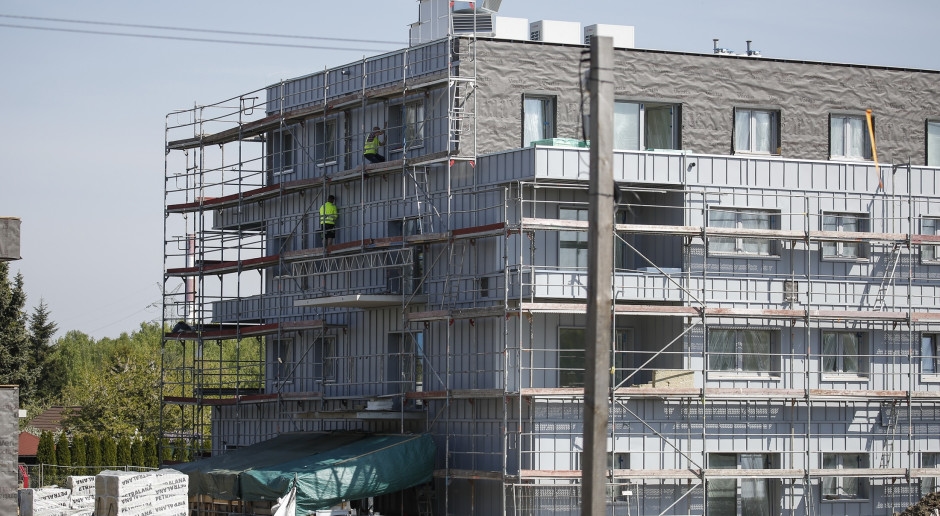 A diretiva de construção se estende aos conjuntos habitacionais. Jardins de chuva, energia fotovoltaica e bombas de calor