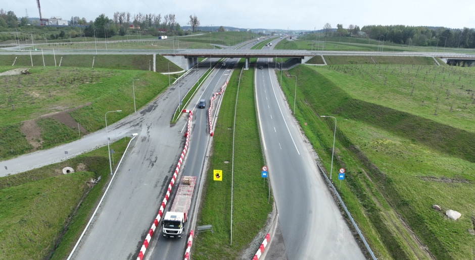 De belangrijkste snelweg aan de kust, zelfs vóór de feestdagen. Hier is de openingsdatum