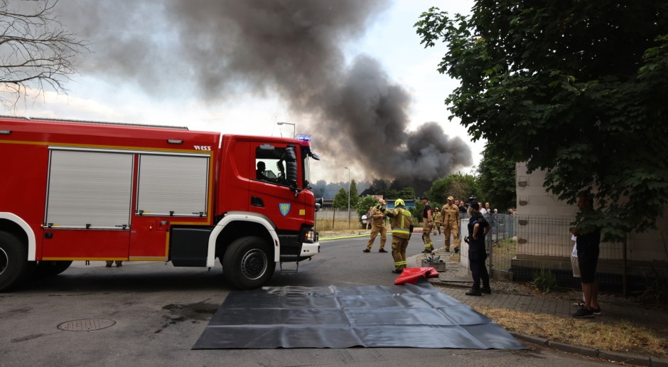 Incêndio em armazém em Kędzierzyn-Koźle. A luta por prédios vizinhos continua. RCB alerta