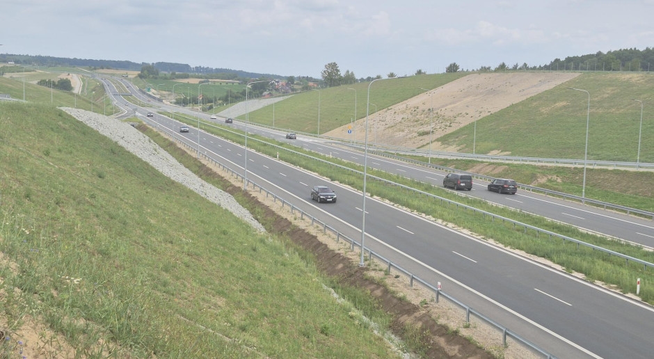 Mais cruzamentos foram abertos em uma importante via expressa, permitindo que os motoristas viajem mais rápido.