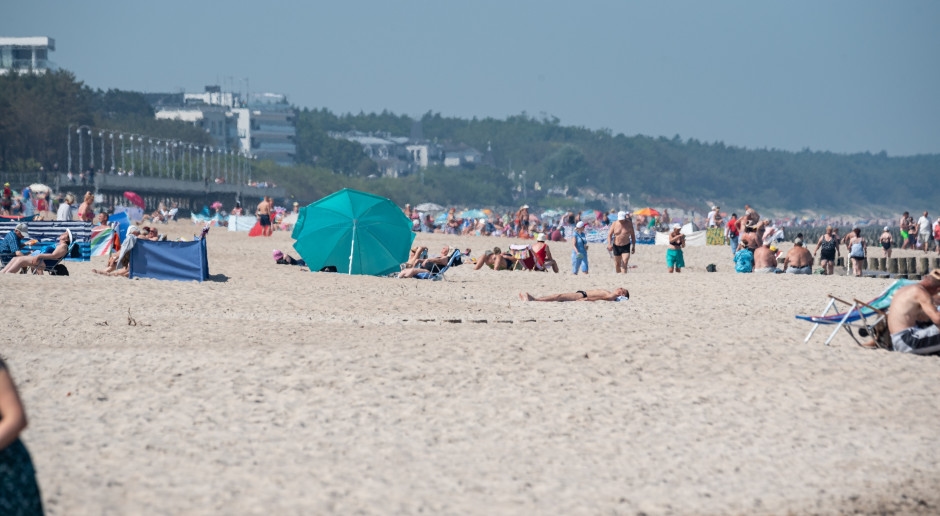 Stranden en bergen verbergen ongewenste waarheden. Onwelgevallige feiten onthuld.