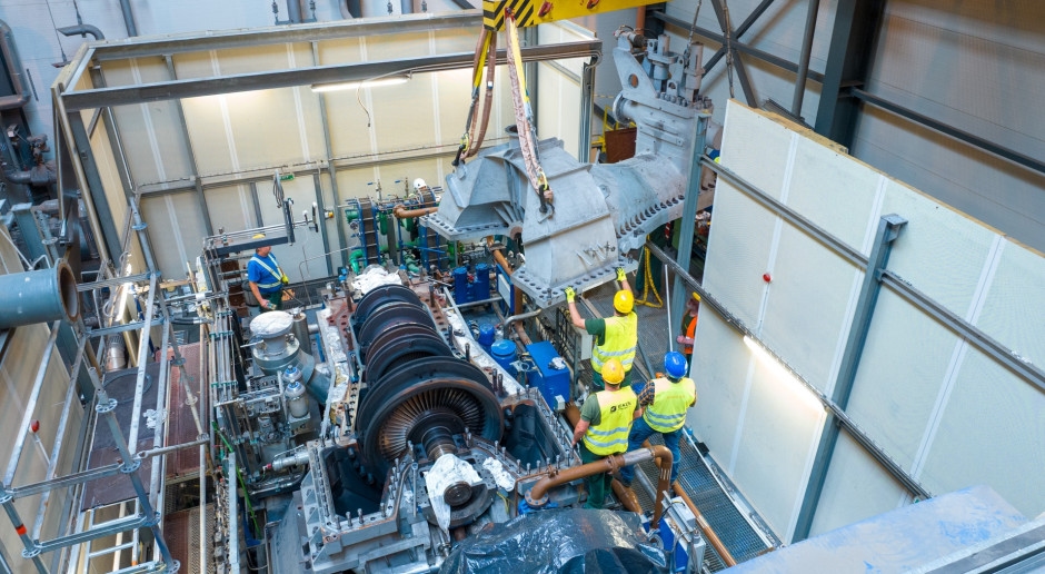 Il cuore della turbina ha bisogno di essere ristrutturato. Sta generando energia per la città.
