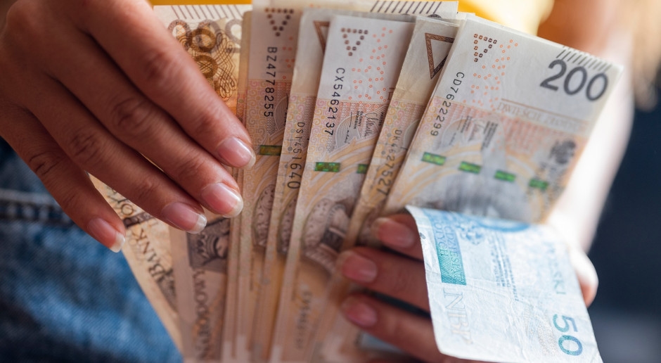 2.333 PLN al mese per ogni polacco. Nessun vincolo. Ma c'è un problema.