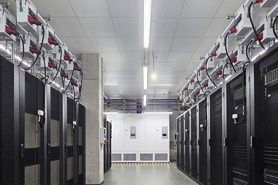 O supercomputador FIN já está operacional. A fábrica de IA da Boyond.pl agora pode avançar a todo vapor.