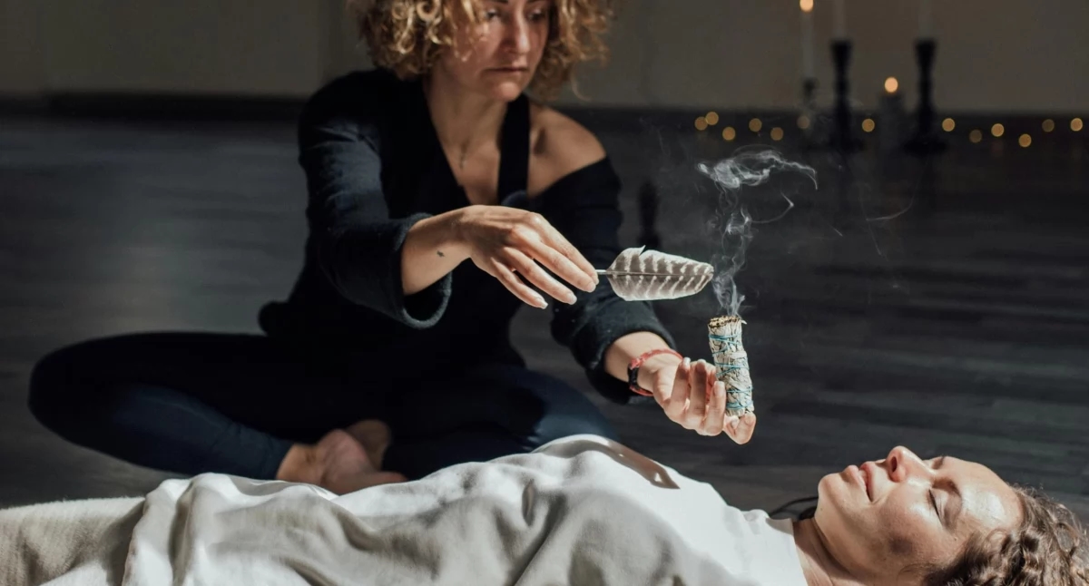 Charlatans als "zielenmagiërs". Wanneer je in plaats van paranormale hulp waanzin krijgt
