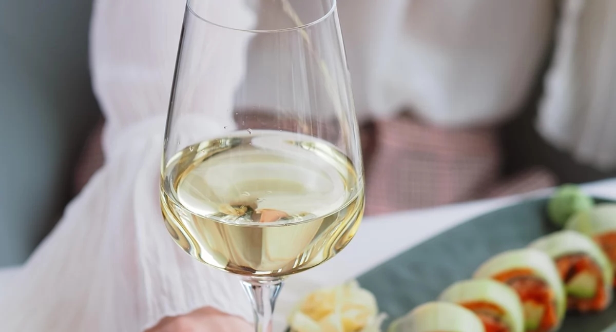 Una copa para relajarse. Las jóvenes polacas recurren al alcohol con más frecuencia y rara vez dicen tener un problema.