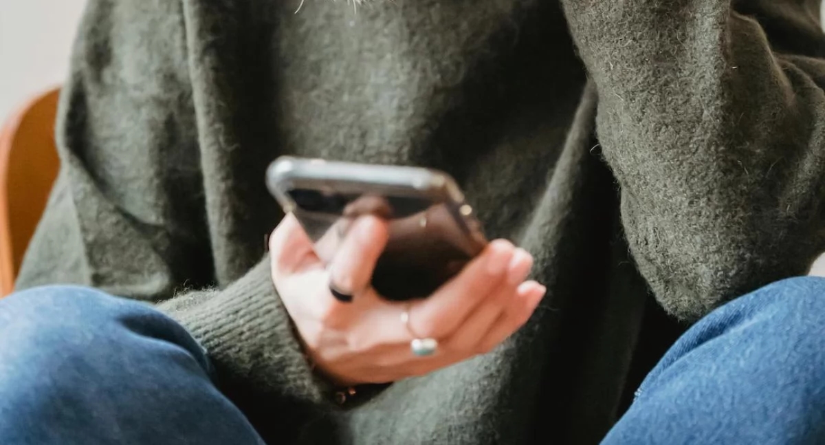 Tieners brengen zes uur per dag door voor een scherm. De effecten kunnen tot in de volwassenheid aanhouden.